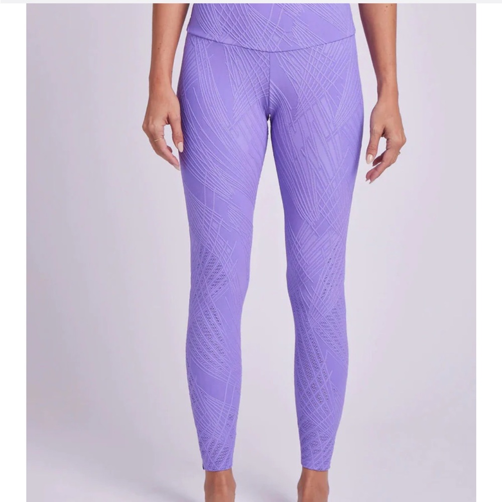 New with tags
Onzie Selenite 7/8 Midi Legging violet